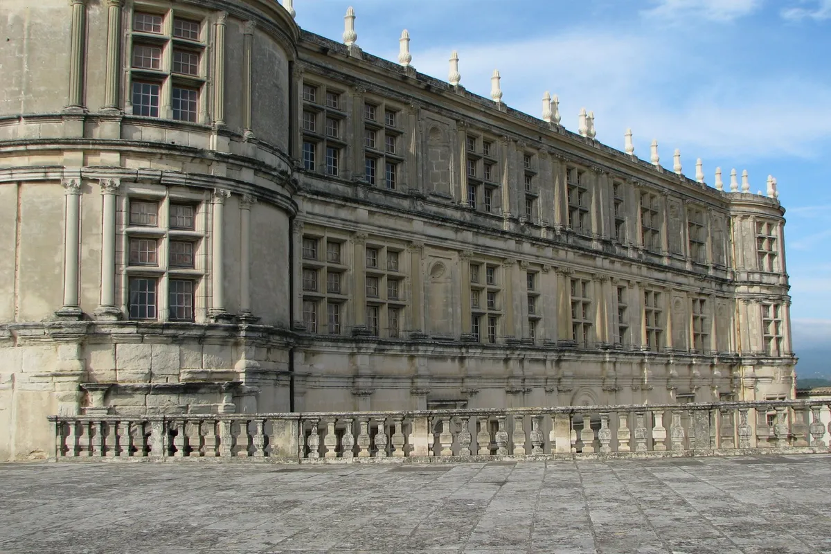 Façade Renaissance du château de Grignan, avec sa terrasse à balustrade et ses hautes fenêtres