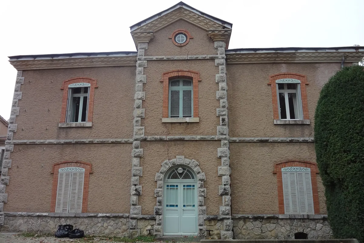 Façade sud en pierre et briques rouges du château de Périvoye à Noyers-sur-Jabron