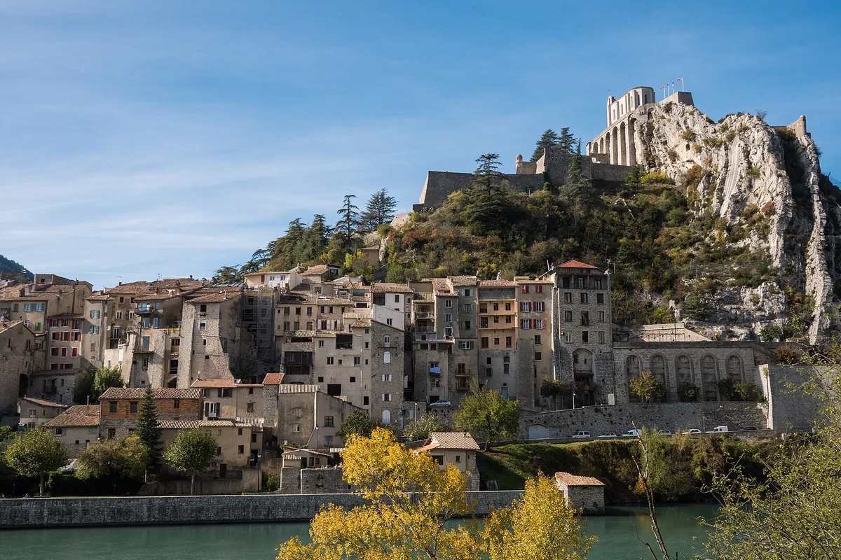 La citadelle de Sisteron dominant les maisons serrées de la ville, au bord de la Durance