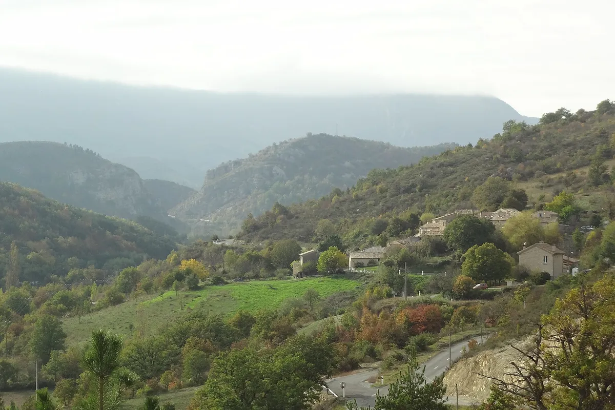 Le village perché de Curel et la cluse des Baumes, dans la vallée du Jabron