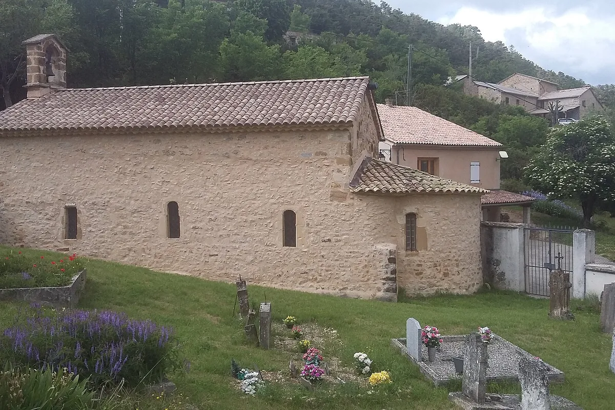 Église romane de Roussieux en Drôme provençale, au cœur du parc des Baronnies