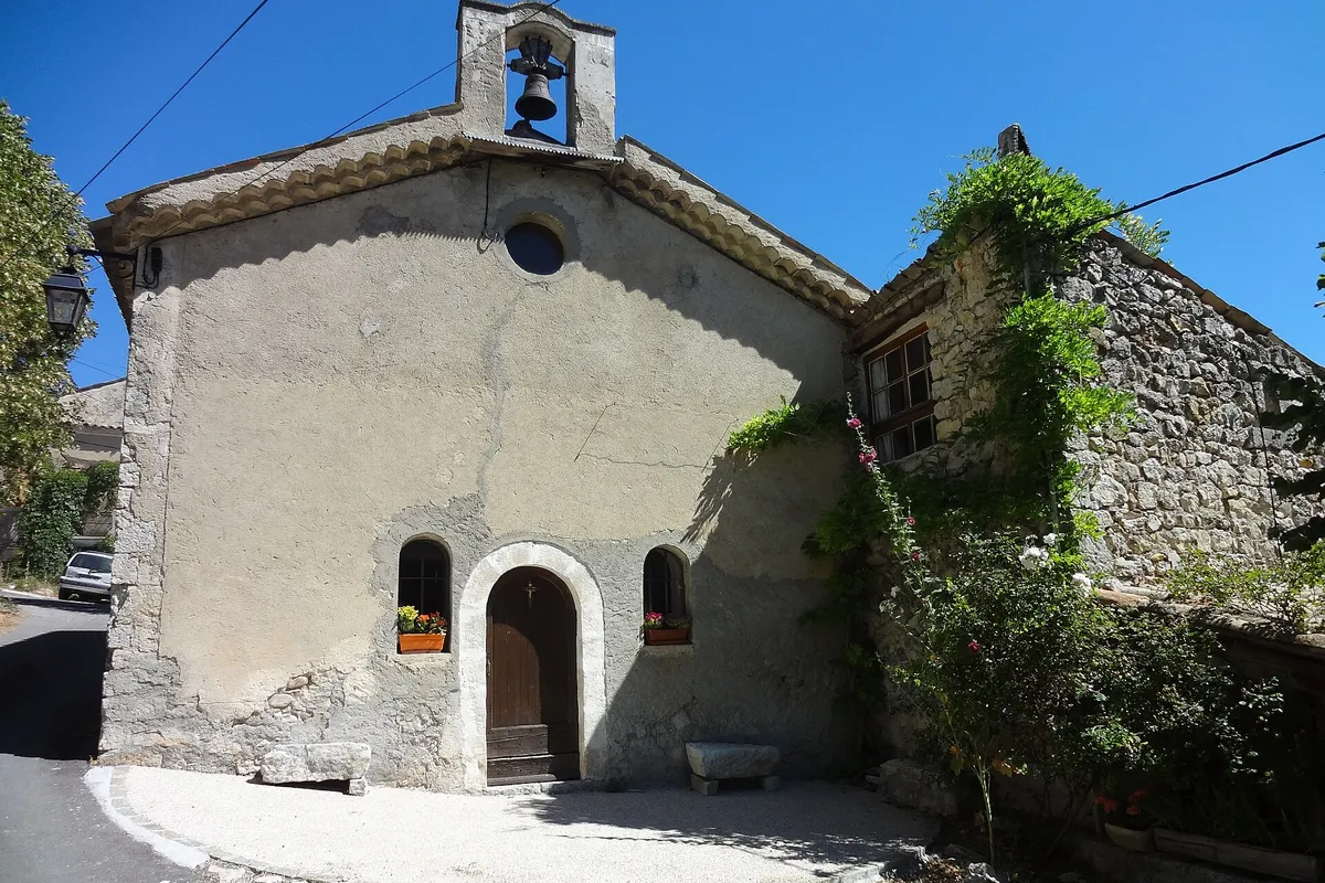 Église de Montfroc, chapelle à clocher-mur et façade de pierre enduite, entourée de maisons