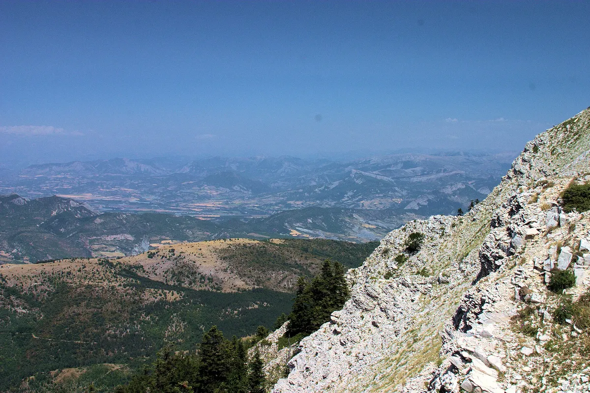 Vue vers le nord depuis la montagne de Lure : vallées boisées et lointains bleutés