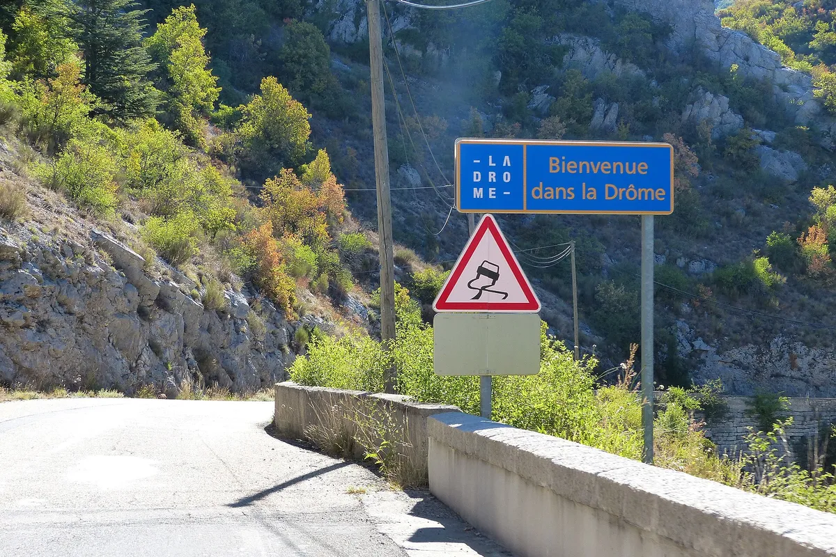 Panneau « Bienvenue dans la Drôme » au bord d'une route de montagne, près de Montfroc