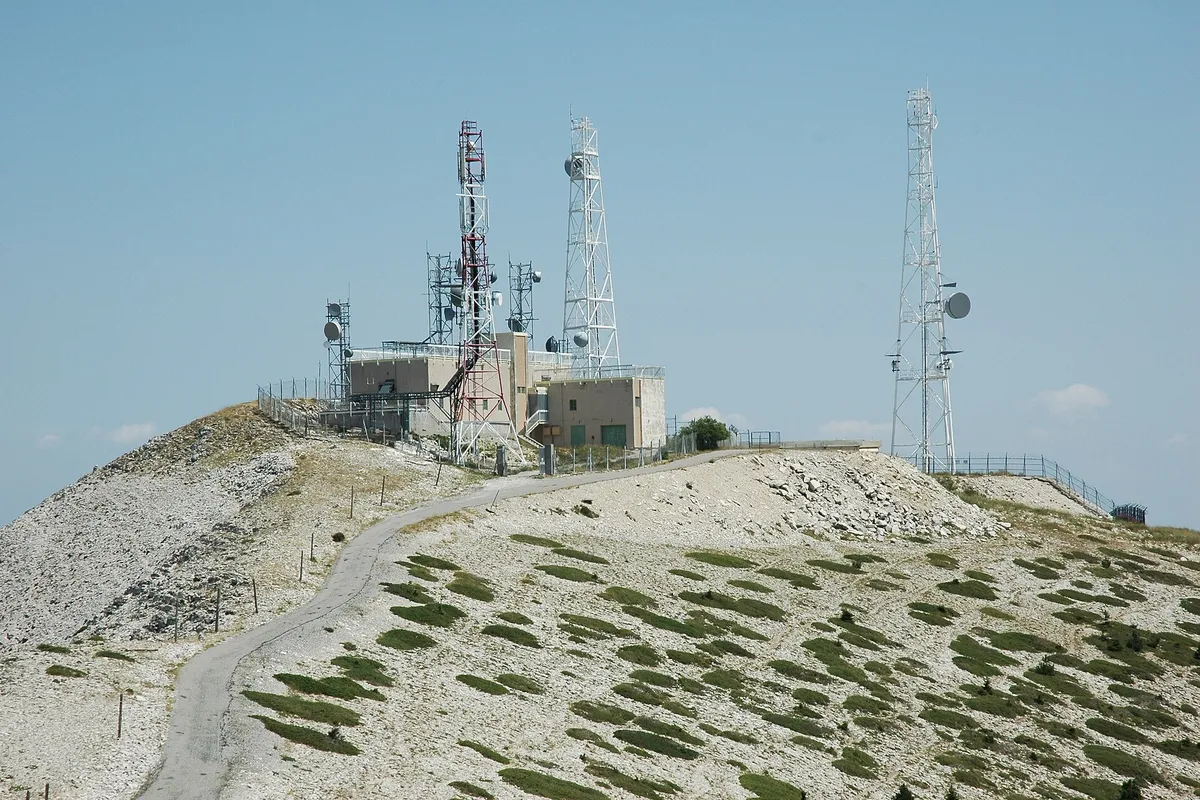 Le sommet du signal de Lure, avec ses antennes et le chemin de crête sur le calcaire clair