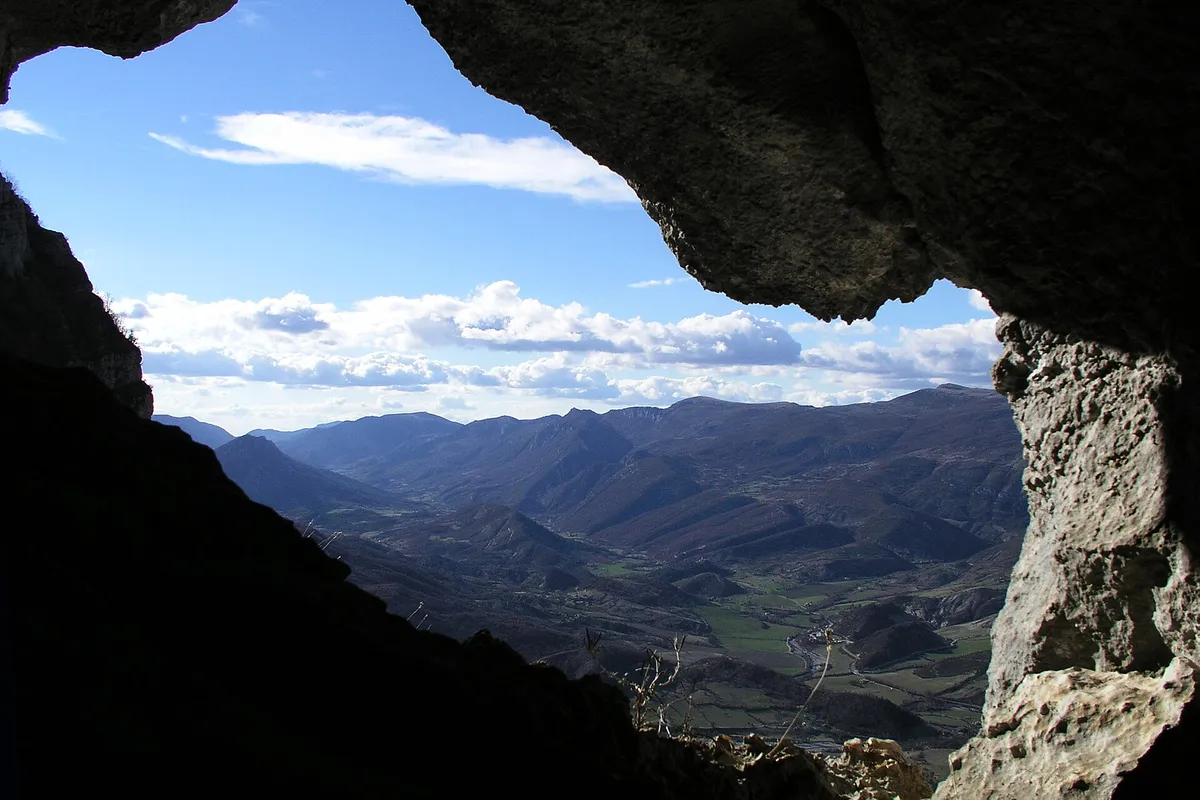 La vallée du Jabron vue depuis une ouverture dans la roche, à Noyers-sur-Jabron